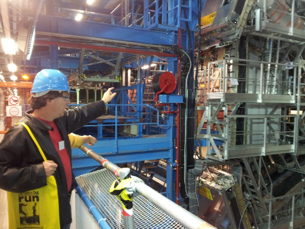 Deeltjesfysicus Nicolo de Groot geeft uitleg bij ATLAS, het grootste LHC-experiment.