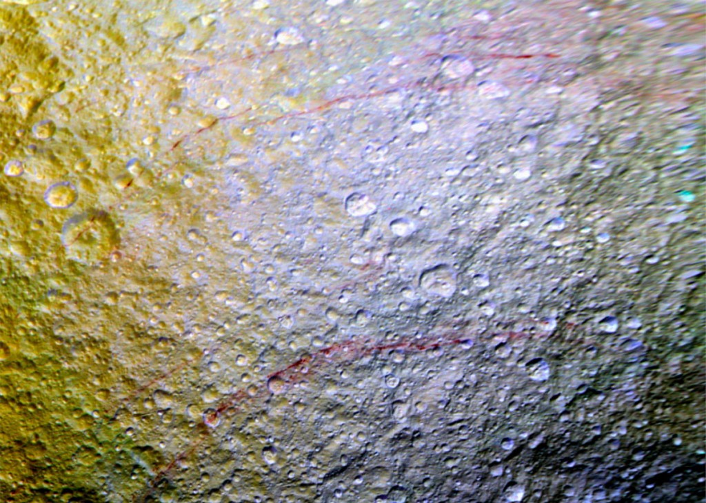 Rode krassen op Saturnus-maan Tethys