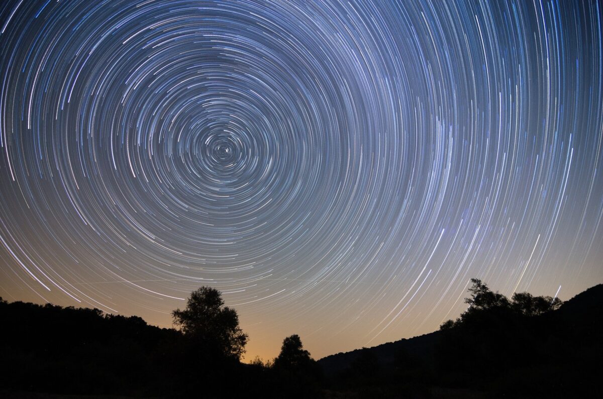 Poolster met star trails